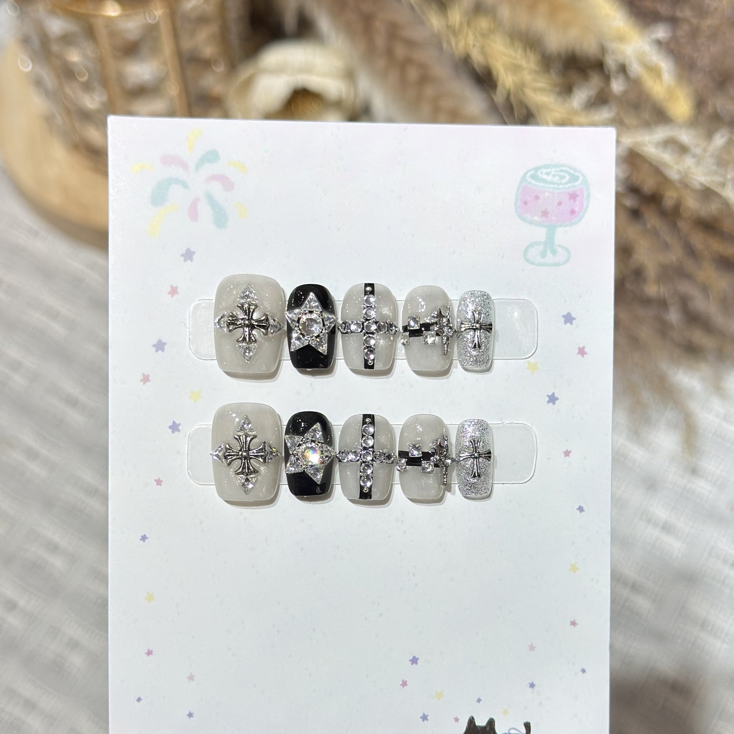 Künstlerisches Press-On Nagelkunst Set mit Edelsteinakzenten Brehn