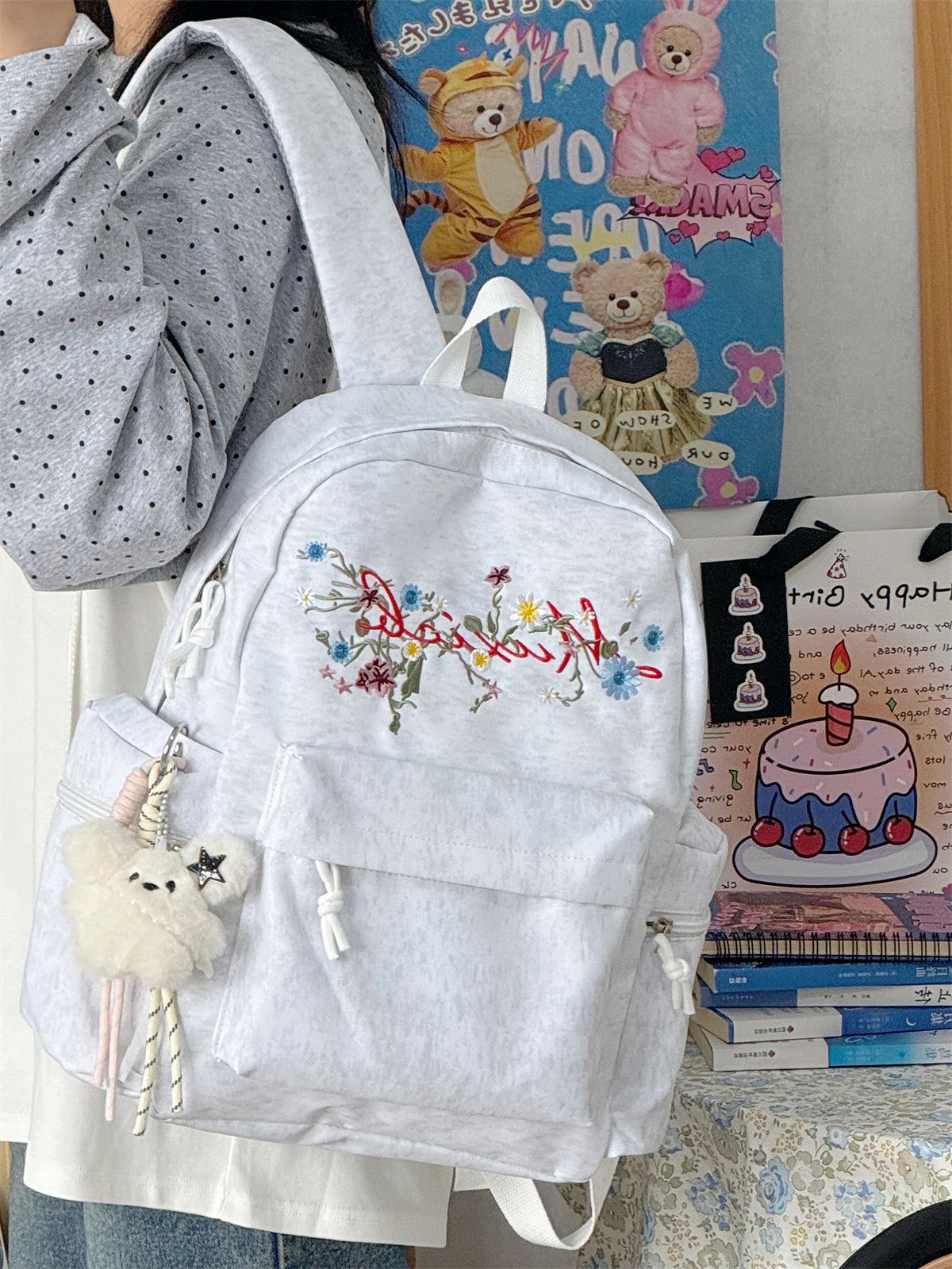 Blumenbestickter Schulrucksack