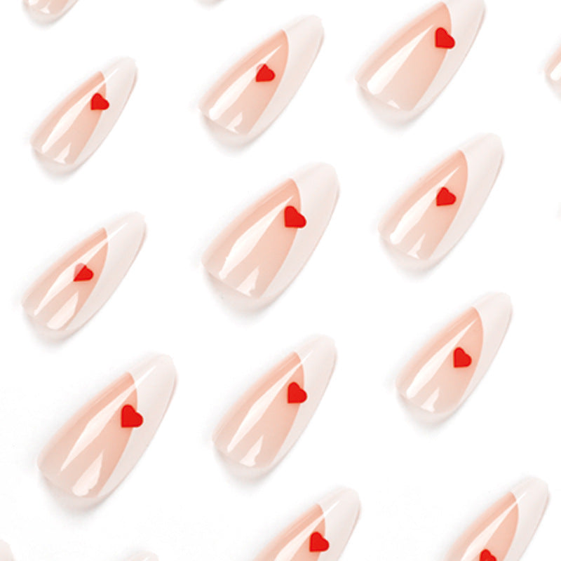 Glamouröse Nailart mit Herzverzierungen Brehn