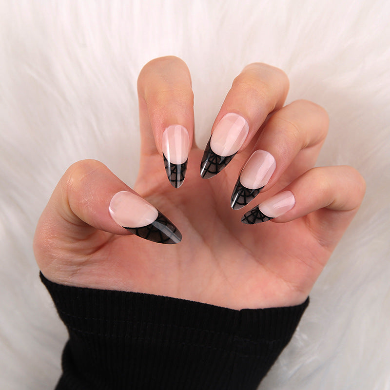 Kunstvolle Nagelspitzen mit elegantem Spinnennetz-Muster Brehn
