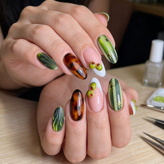Kunstnägel mit kreativem Geometric-Design Brehn