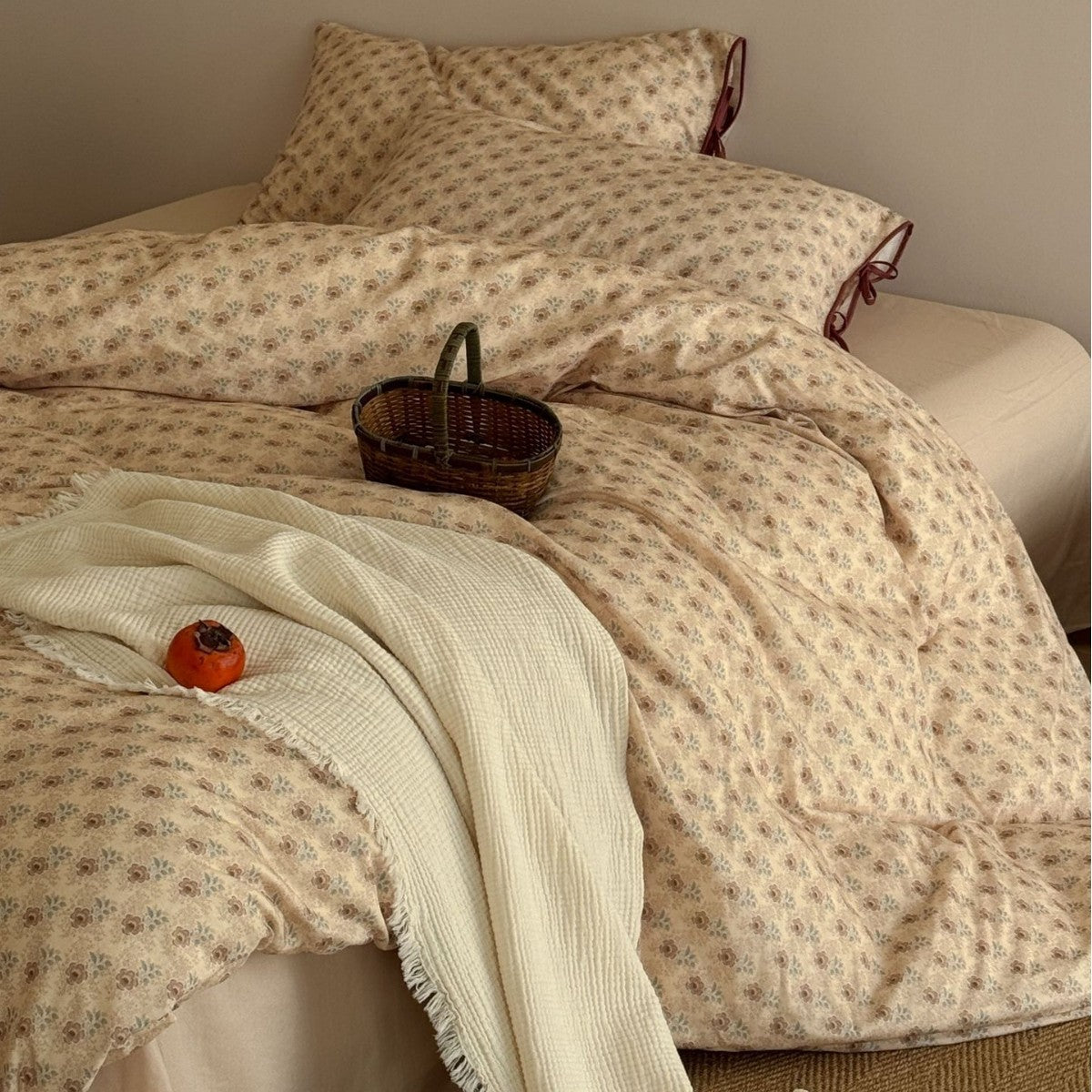 Gepolstertes Bettwäscheset aus Baumwoll-Jacquard mit feiner Floralsteppung und Bindebändern