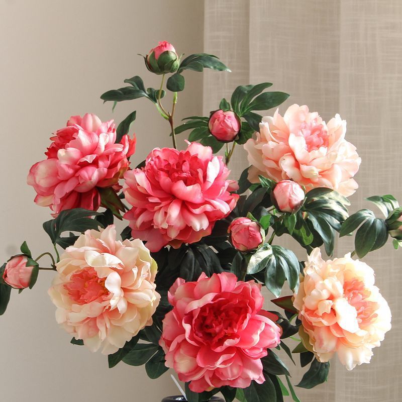 Lebensechte Pfingstrosen-Blumenarrangement