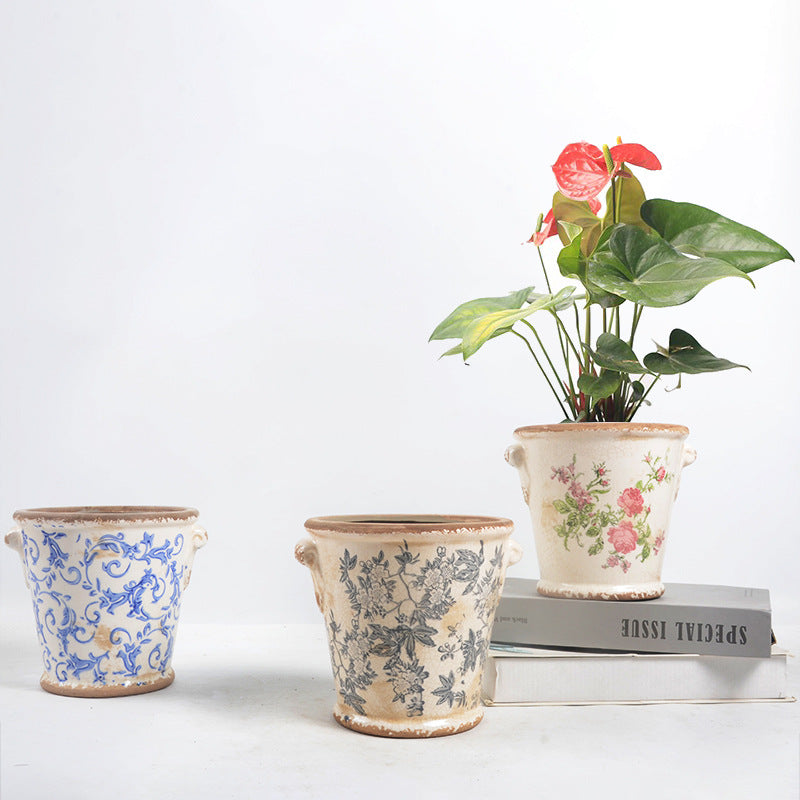 Dekorativer Blumentopf mit floralen Verzierungen Brehn