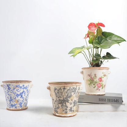 Dekorativer Blumentopf mit floralen Verzierungen Brehn