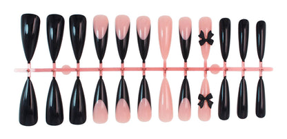 Kunstnagelset mit elegantem Schwarz-Weiß-Design und spielerischen Akzenten Brehn