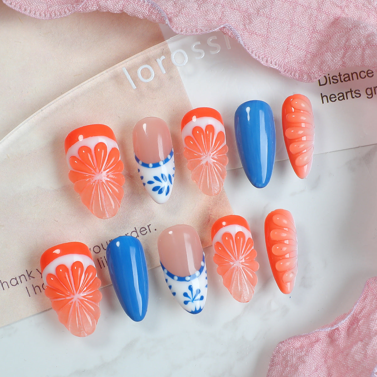 Kunstnagelset mit floralen und bunten Designs Brehn
