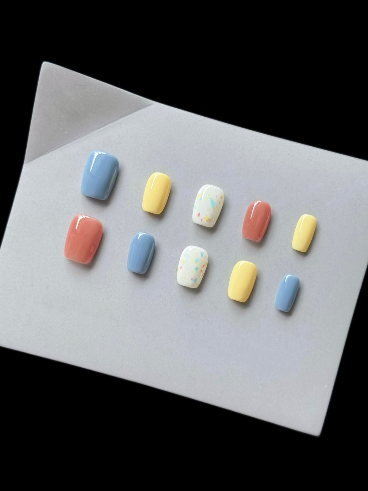 Künstlerischer Press-On Nagel Set mit charmanten gemusterten Designs