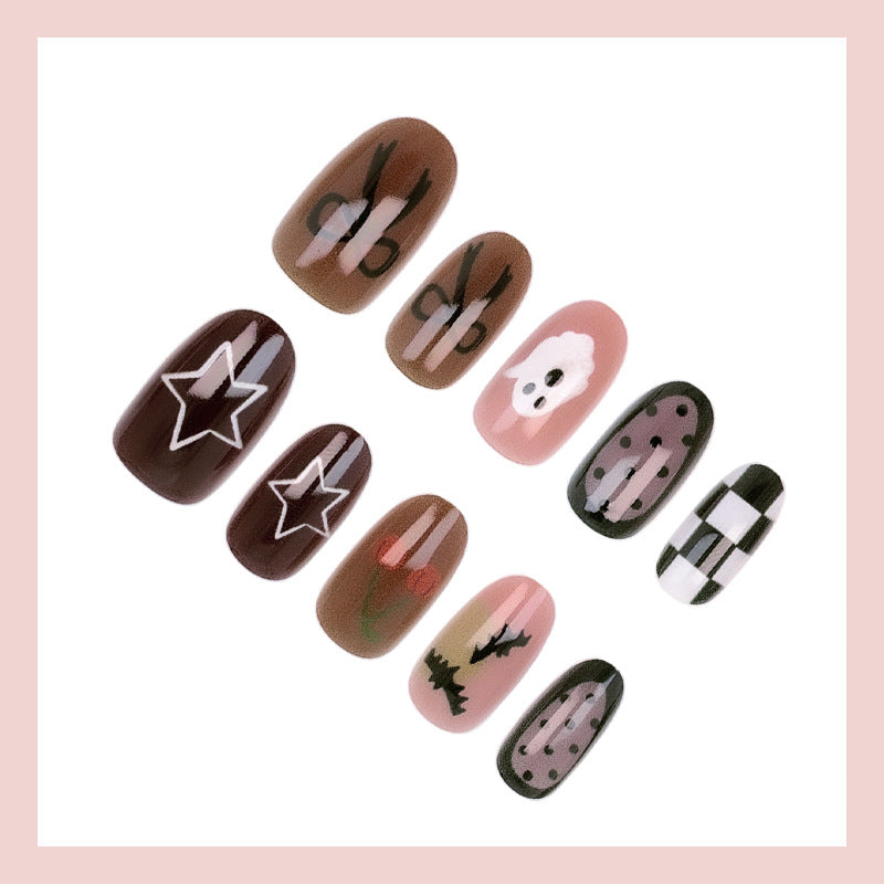 Kunstnagelset mit kreativen Halloween-Motiven und glitzernden Akzenten Brehn