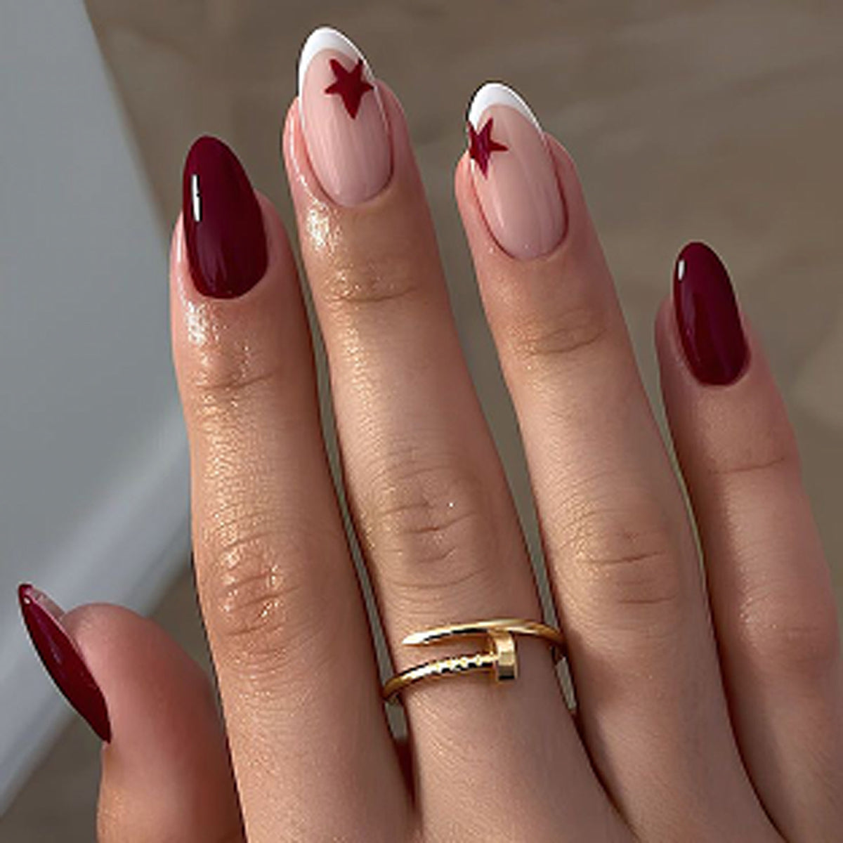 Kunstvolle Nagelverlängerungen mit Stern-Design Brehn