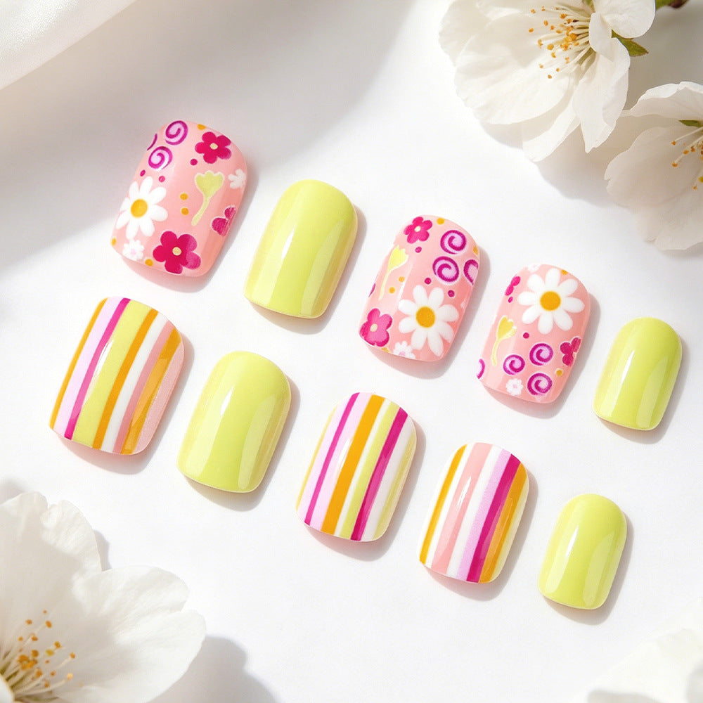 Künstlerische florale und gestreifte Press-On Nagelkunst Brehn