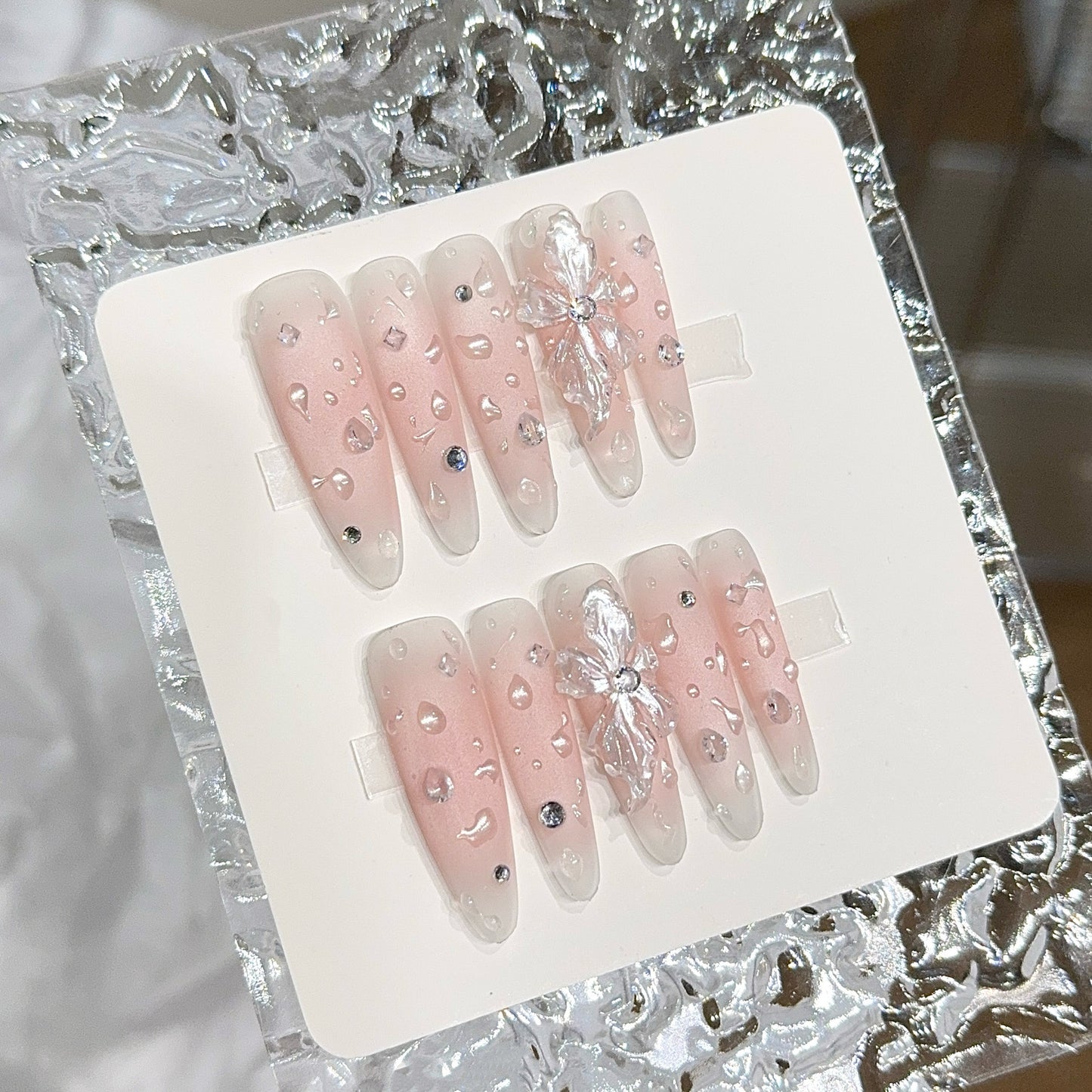 Glamouröse Kunstnägel mit Funkelnden Akzenten Brehn
