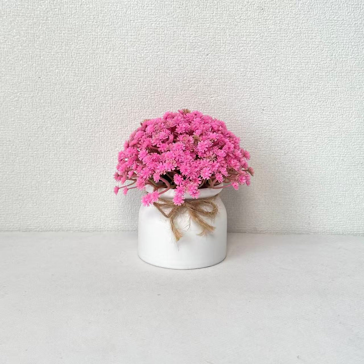 Lebensechte Lila Blumenarrangement
