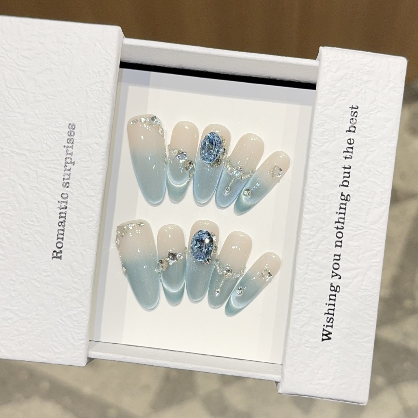 Kunstnagelset mit Romantischem Design und Glitzerelementen Brehn