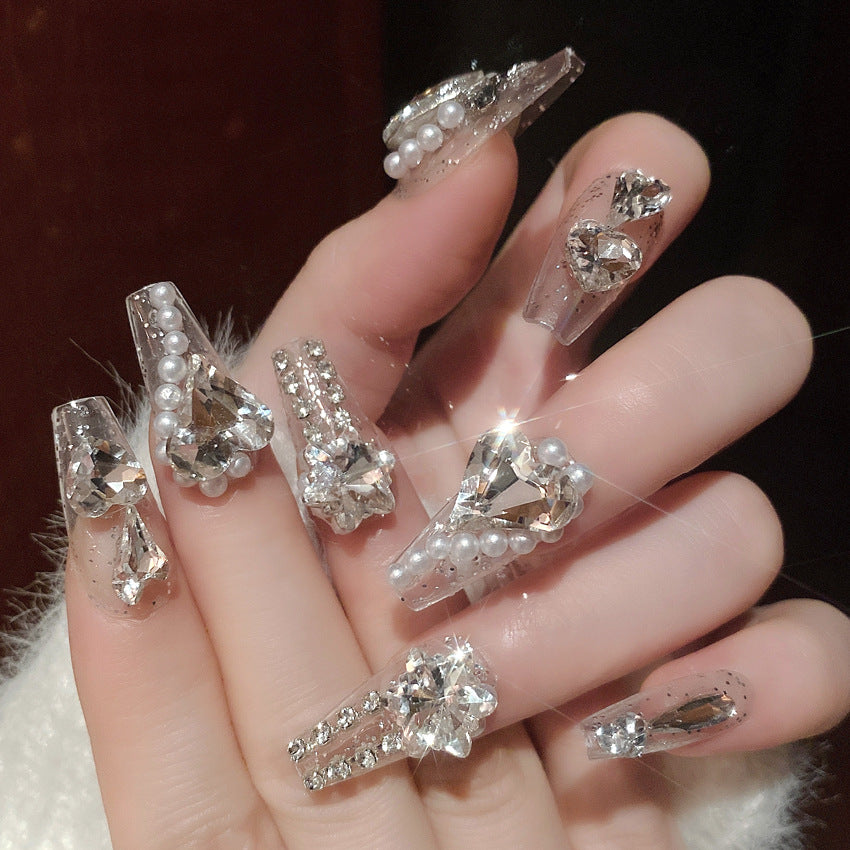 Dekorative, mit Kristallen verzierte Nagelspitzen Brehn