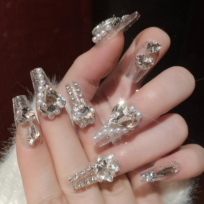 Dekorative, mit Kristallen verzierte Nagelspitzen Brehn