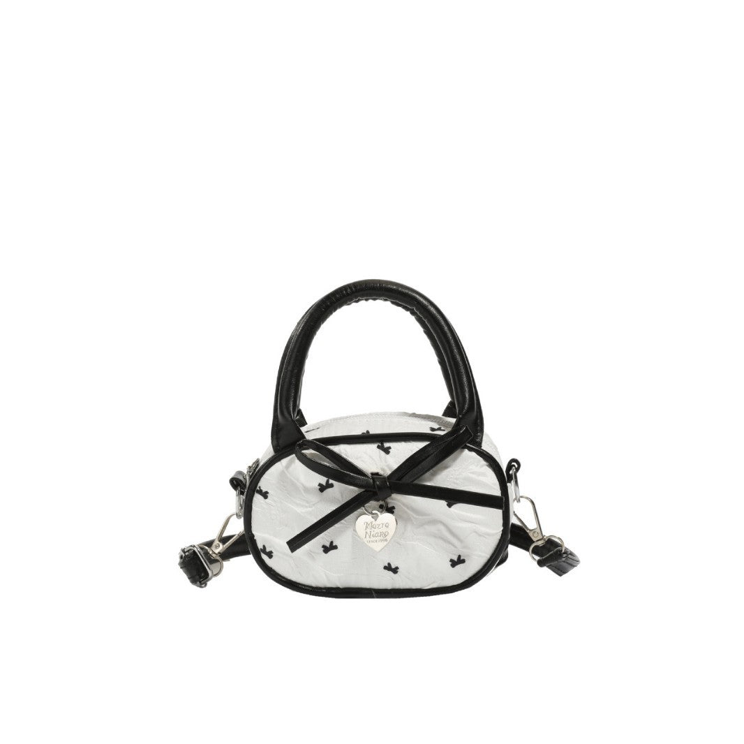 Gepolsterte Mini-Handtasche mit Herzdetail Brehn