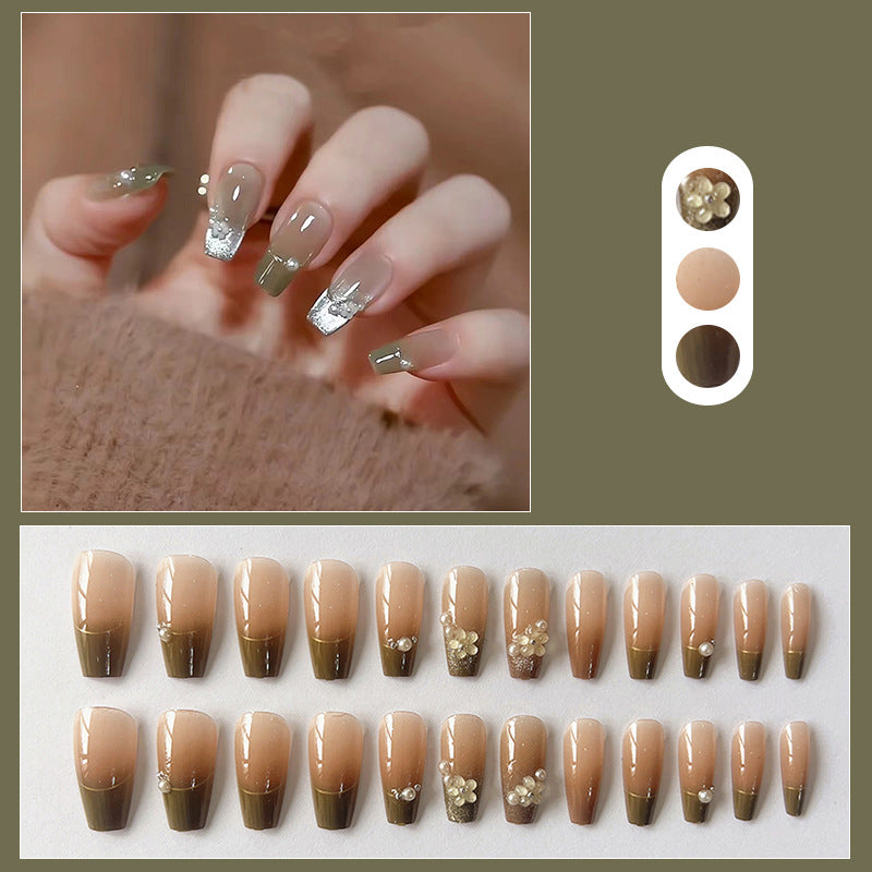 Künstlerisches Press-On-Nageldesign-Set mit floralen Akzenten