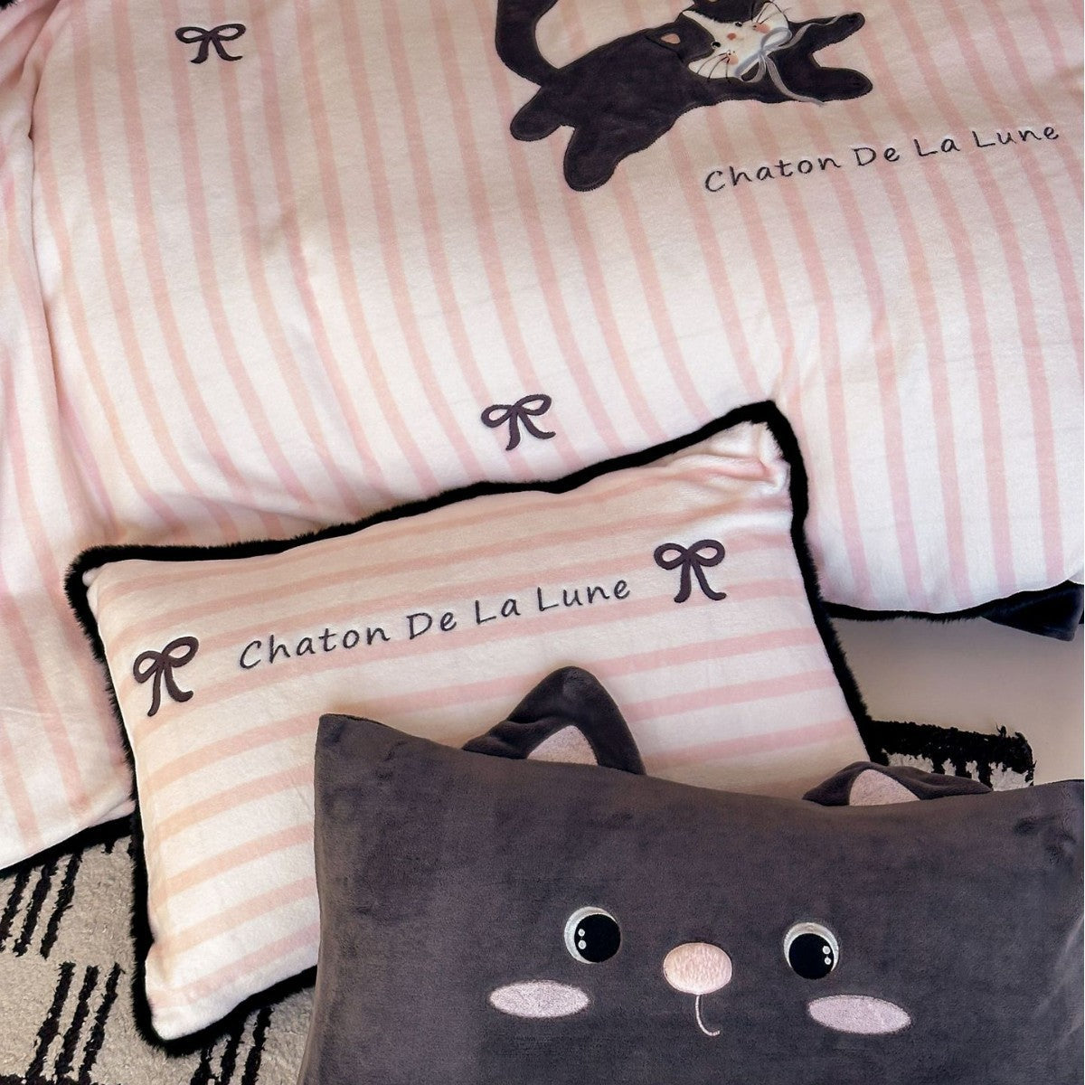 Kuschelige Microfleece-Bettwäschegarnitur mit 3D-Katzenapplikation und Herz-Zierkissen