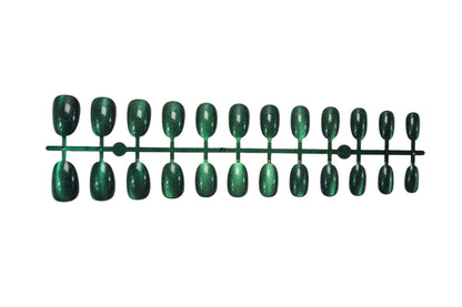 Kunstnagelset mit schimmernden grünen Effekten Brehn