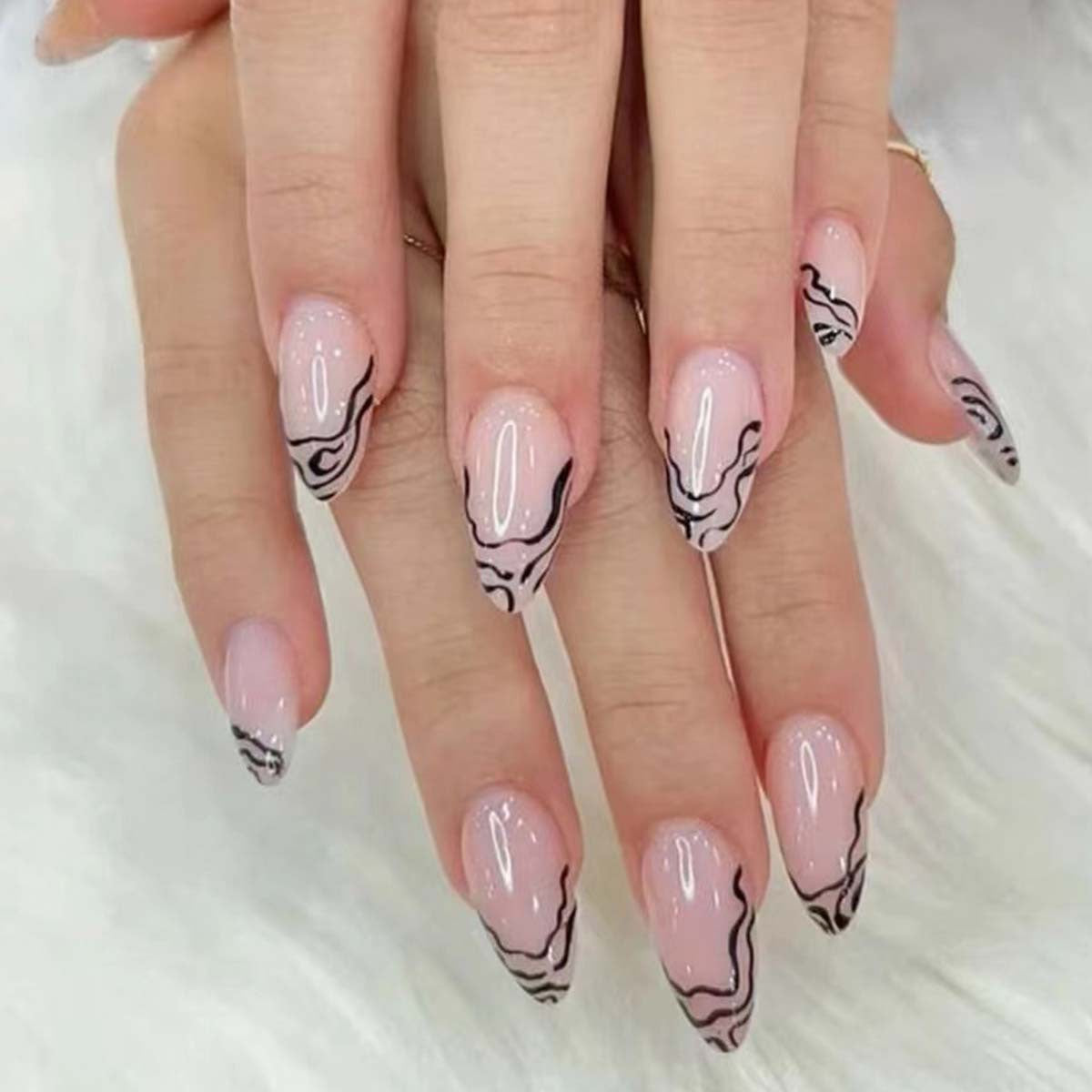 Kunstvolle Stiletto-Nägel mit modernen Linienmustern Brehn