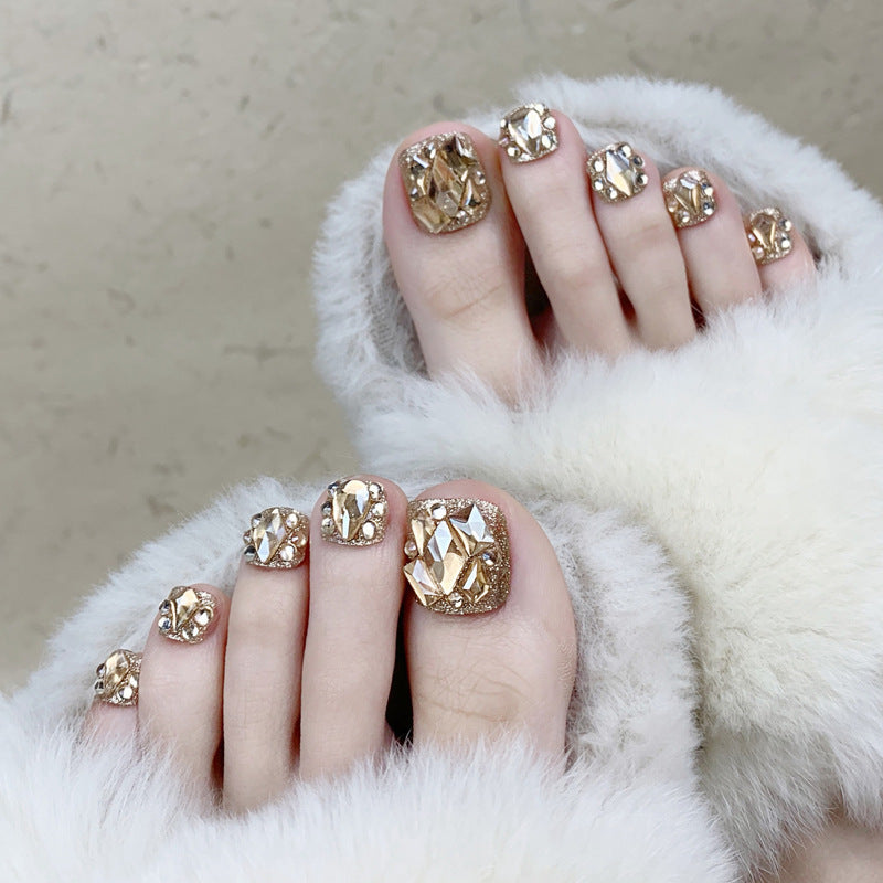 Kunstvolle Fußnagelkunst mit Strass- und Glitzerelementen Brehn