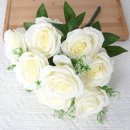 Lebensechter künstlicher Blumenstrauß