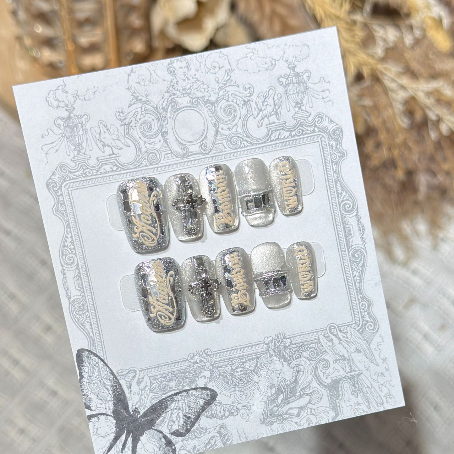 Metallic Press-On Nagelset mit dekorativen silbernen Akzenten Brehn