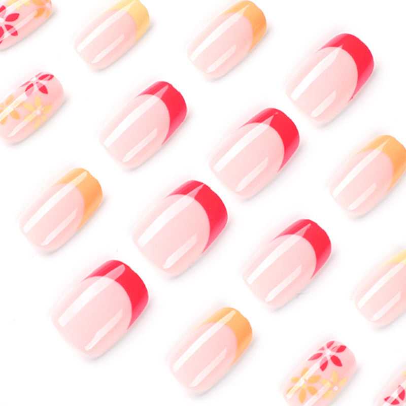 Kunstvolle Nagelkunst mit zarten Blumenakzenten Brehn