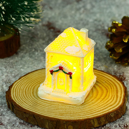Beleuchtetes Weihnachtsdorfhaus mit festlicher Dekoration Brehn