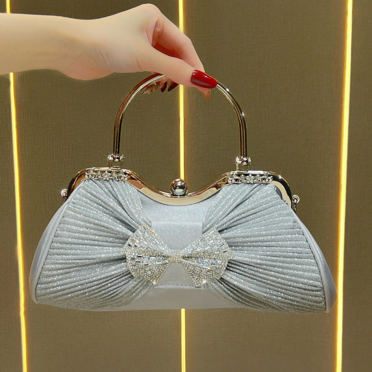 Vintage-inspirierte Abendtasche mit Schleifenakzent