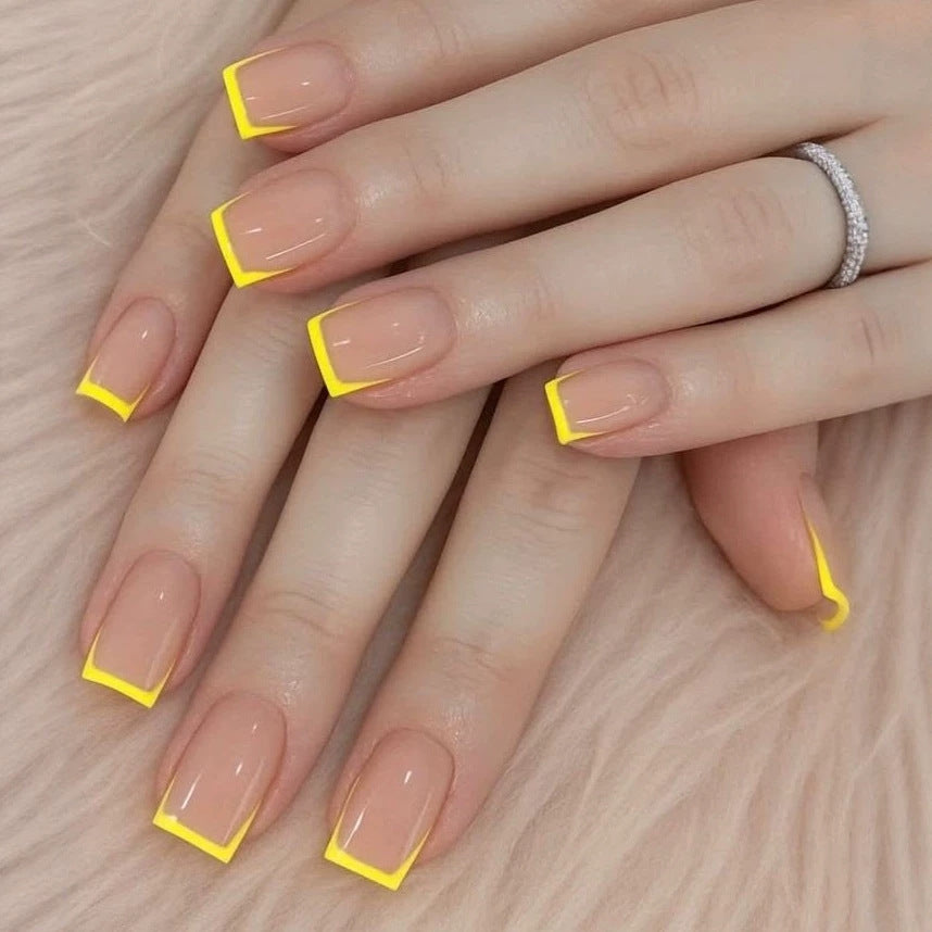 Kunstnagelset mit modernen French-Spitzen und auffälligen Neon-Akzenten Brehn
