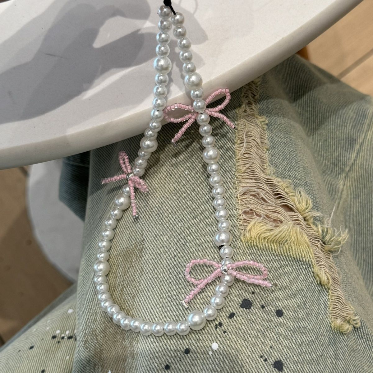 Dekorative Perlenbeaded-Halskette mit Schleifenakzenten Brehn