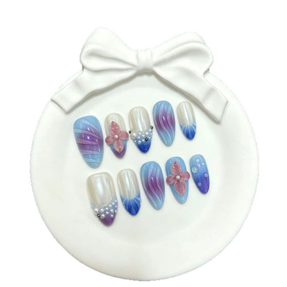 Dekorativer Press-On-Nagelset mit floralen und gradienten Designs