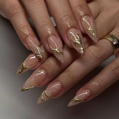 Kunstvolle Nagelverlängerungen mit feinen goldenen Akzenten Brehn