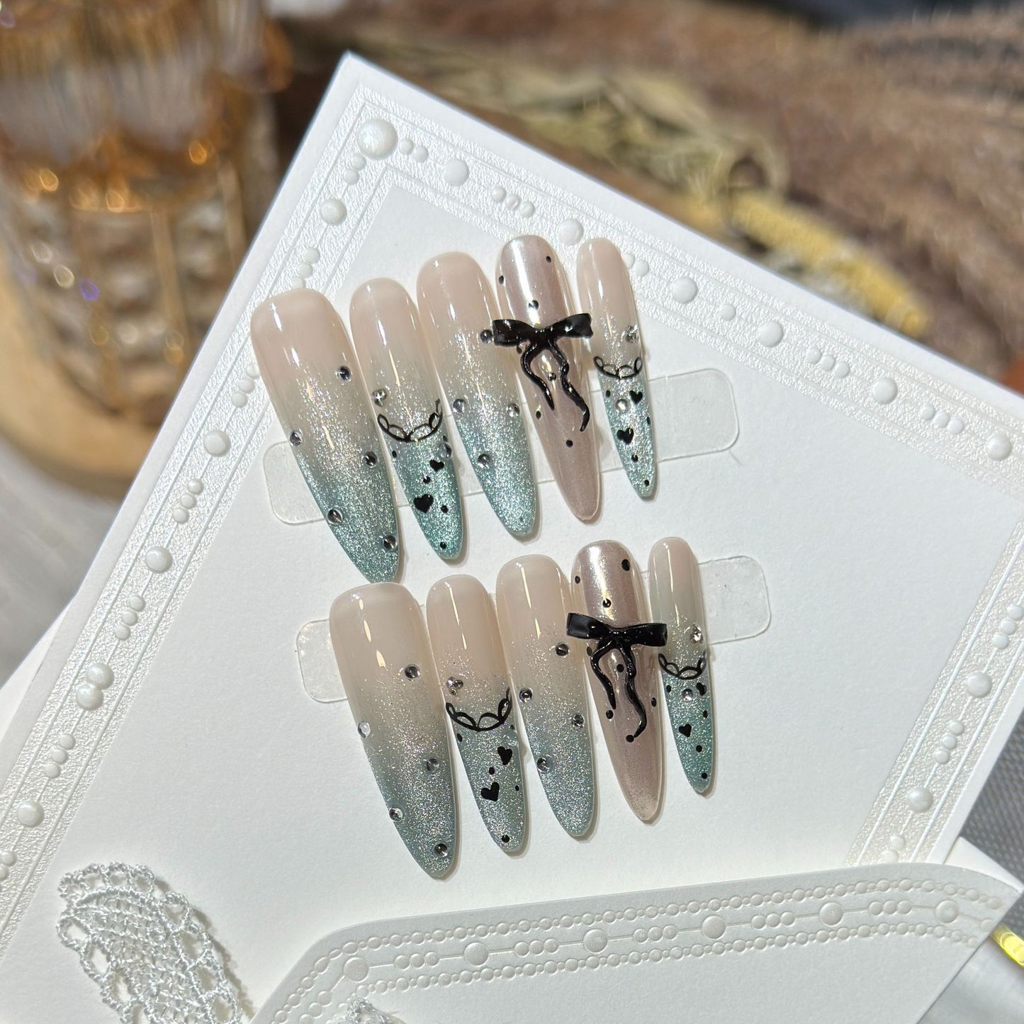 Elegantes Stiletto Press-On Nagelset mit Strass- und Schleifenakzenten Brehn