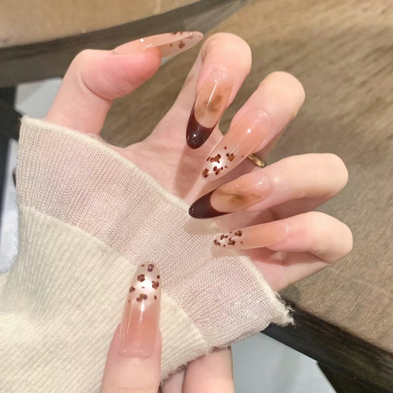 Künstlerische Stiletto Press-On Nägel mit einzigartigen Tierdruckakzenten Brehn