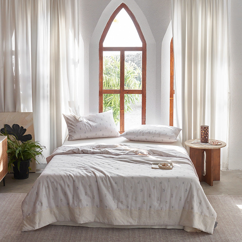 Damen elegante Tagesdecke mit zartem Blütenmuster Brehn