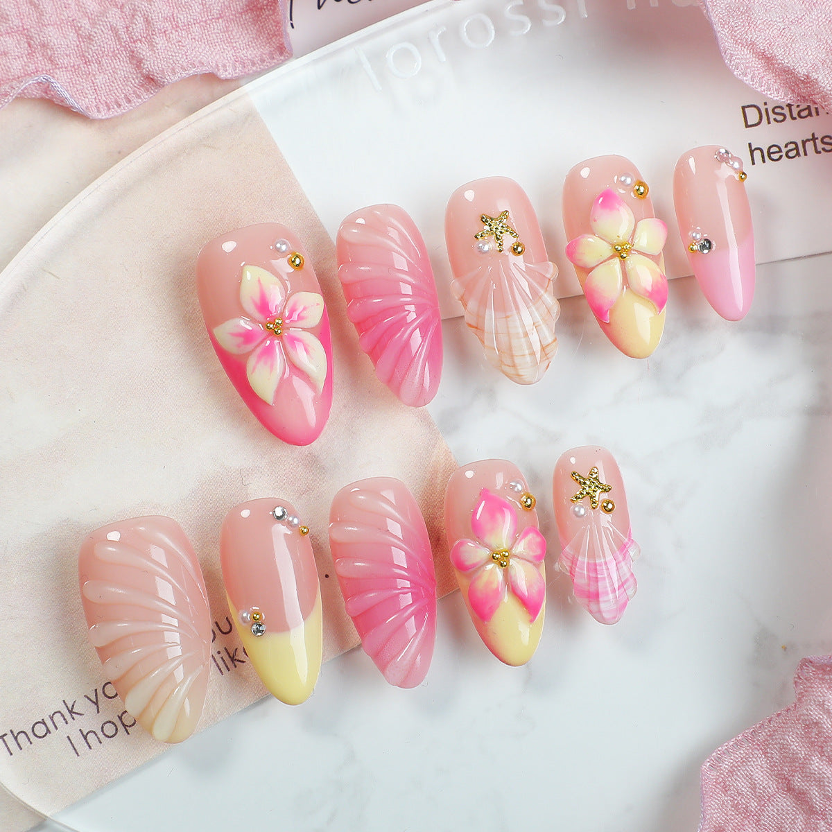 Kunstnagelset mit floralen Akzenten und Glitzerverzierungen Brehn 1789119239