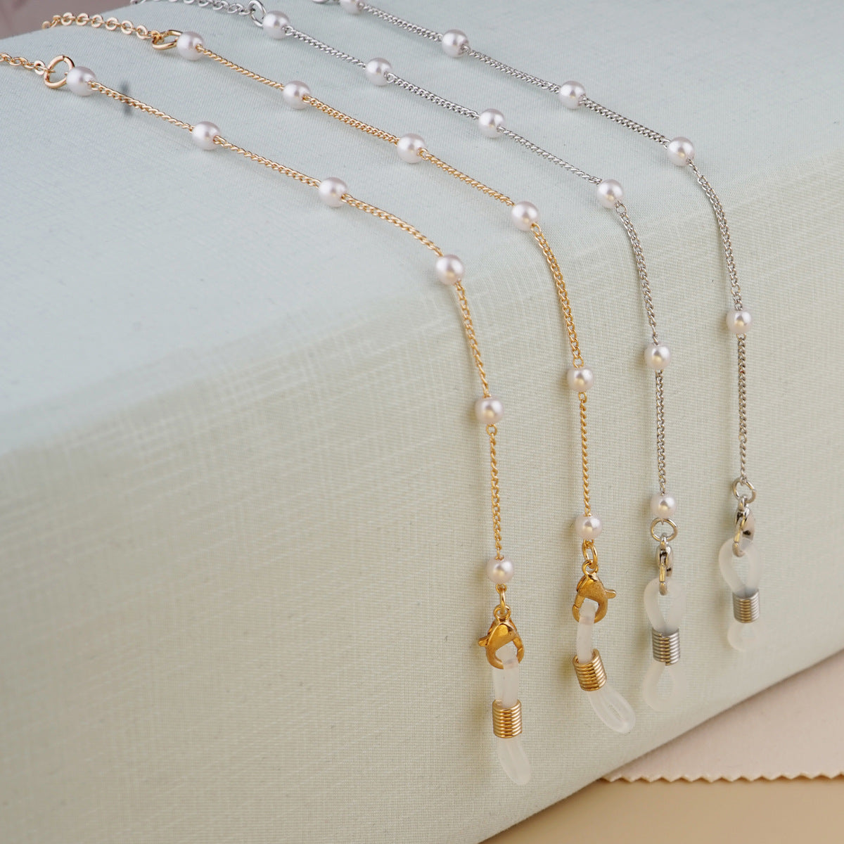 Elegante mit Perlen akzentuierte Brillenkette Brehn