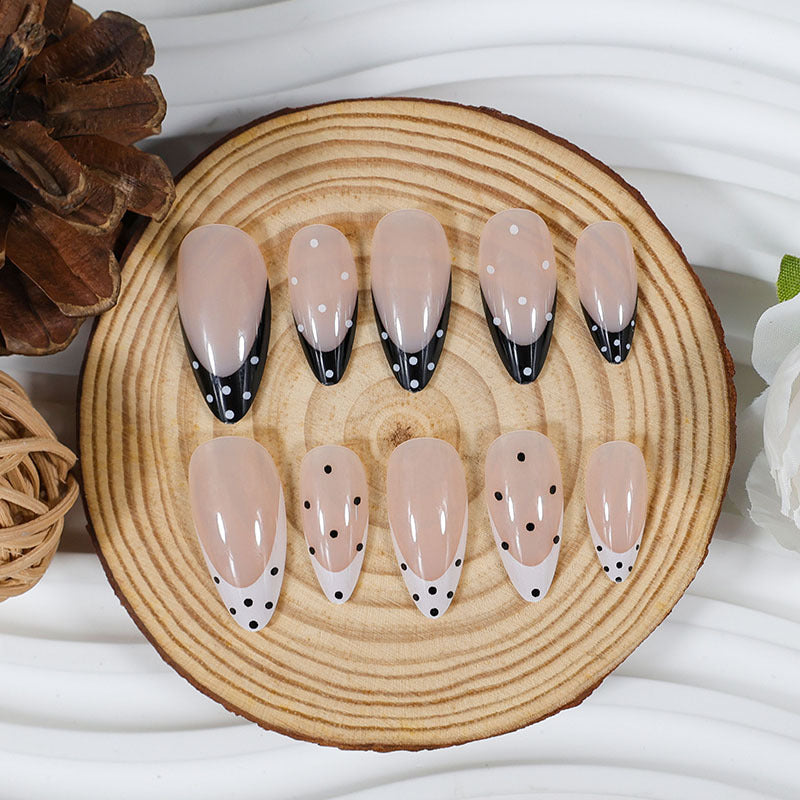 Kunstnagelset mit elegantem Punkt- und Spitzen Design Brehn