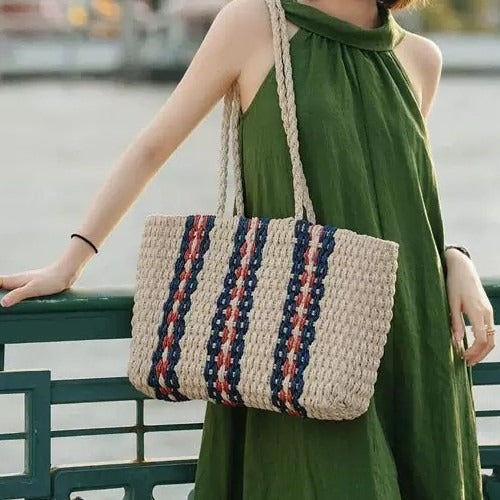 Handtasche Aus Geflochtenem Naturmaterial mit Farbigen Akzenten Brehn