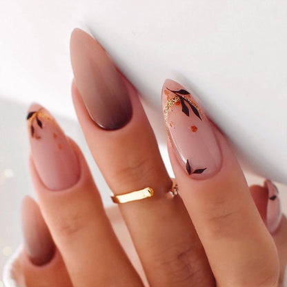 Künstliche Nagel-Kreation mit Glamourösen Spitzen und Glitzerdetails Brehn