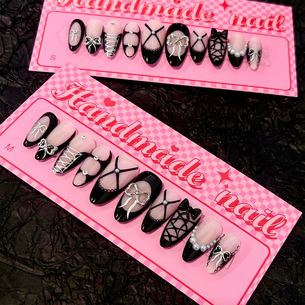 Kunstvolle Nagelkunst mit eleganten Schleifen und Glitzerakzenten Brehn