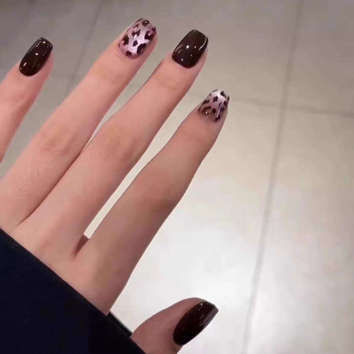 Elegantes Press-On-Nagelset mit glänzendem Finish Brehn