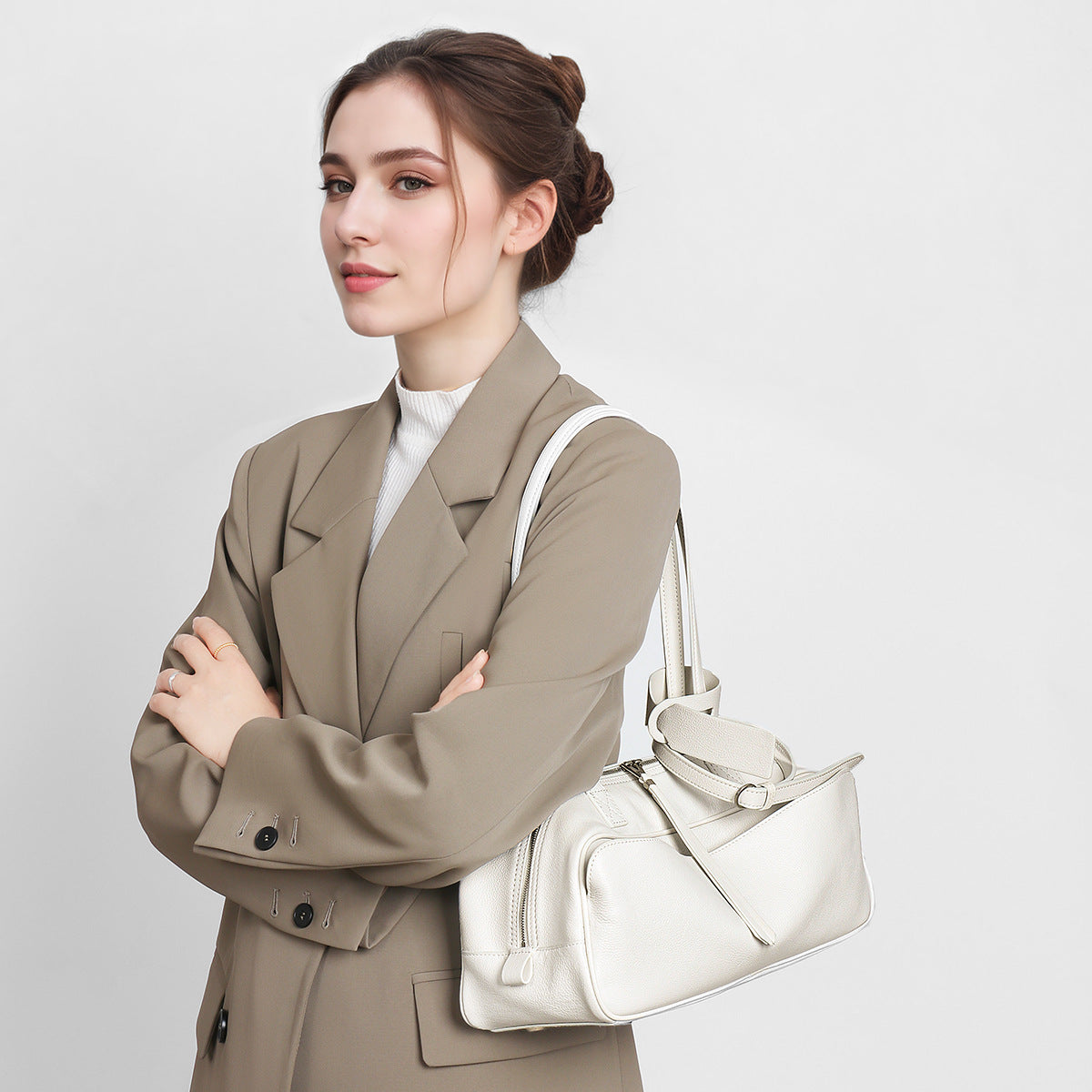 Kompakte rechteckige gepunktete Schultertasche mit Reißverschluss oben und abnehmbarem Schultergurt