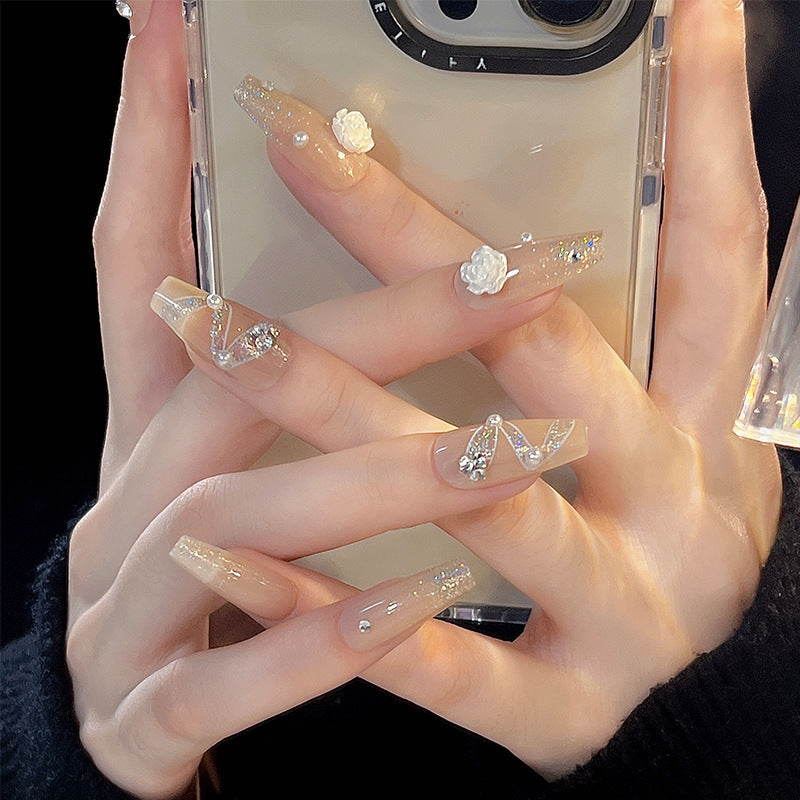 Kunstvolle Nagelsets mit floralen Akzenten Brehn