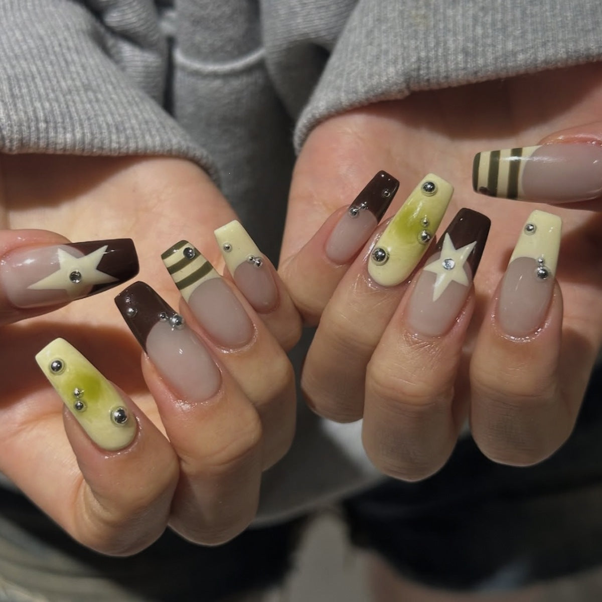 Elegante Kunstnägel mit Dekoration Brehn