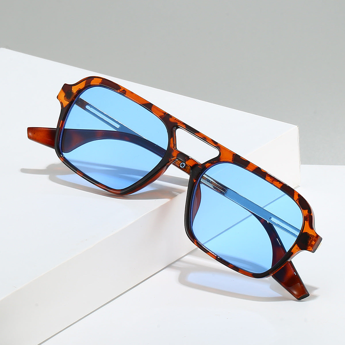 Damen Modische Sonnenbrille im zeitgenössischen Design mit polarisierenden Gläsern Brehn