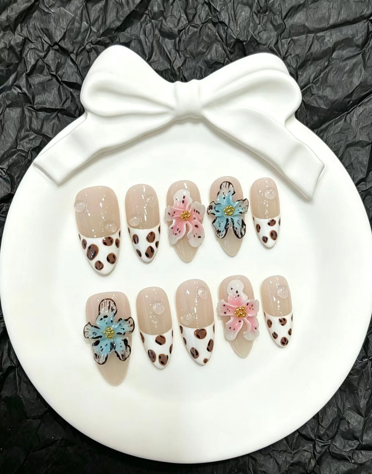 Künstlerisches Press-On-Nagelset mit floralem und tierischem Akzent
